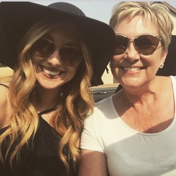 MEET THE POSHER - Picture 2 of 3